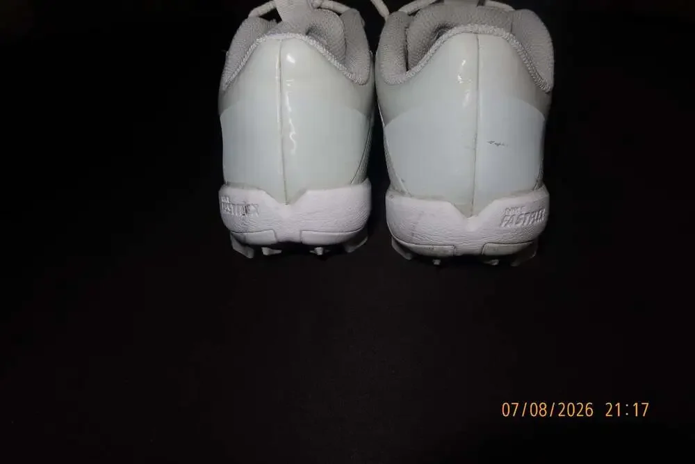 Nike Vapor Edge Shark 2 Football Cleats (Grade School Size 5Y)